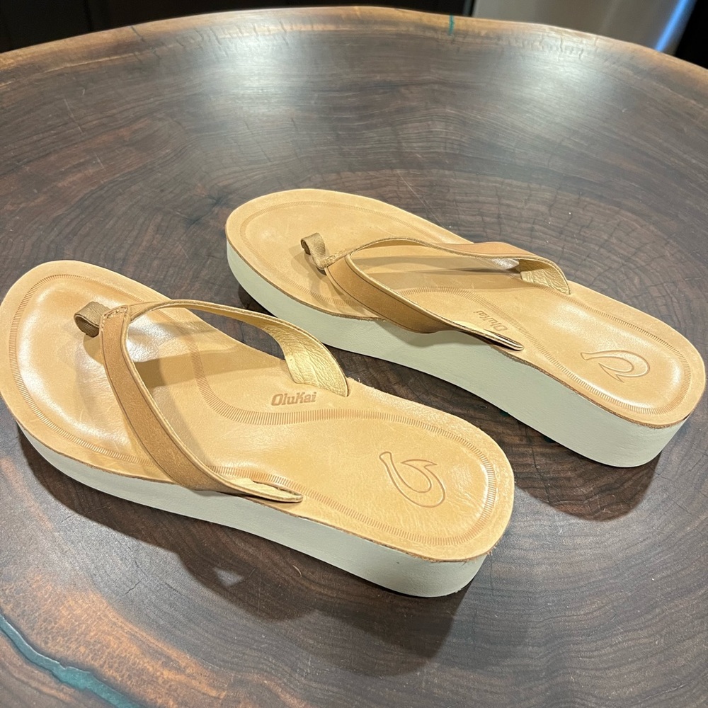 Olukai sandals mala’e-W; tan color ; like new -worn once